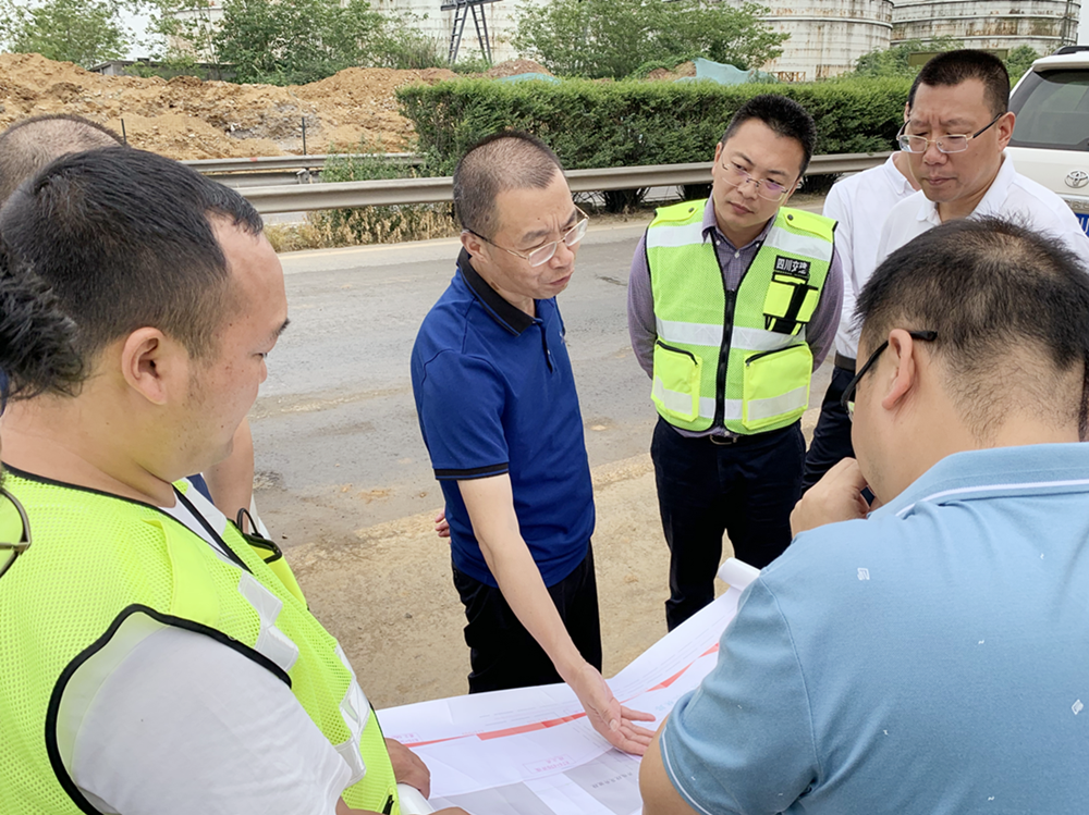 四川交建集团党委书记、董事长陈良春一行赴成乐高速扩容项目眉山段调研