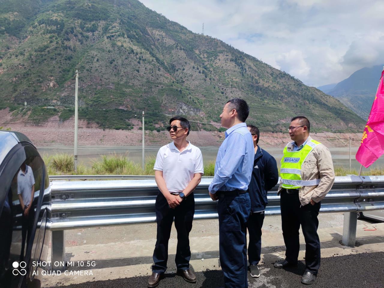 交投集团总工程师陈其学一行调研雅西高速公路边坡处治工程