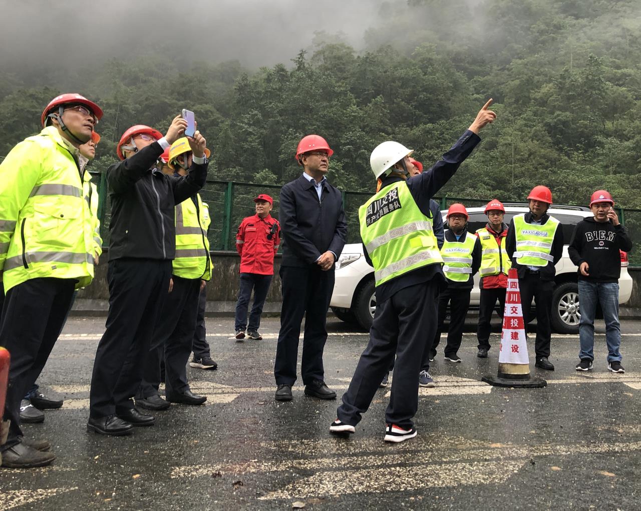 集团公司党委书记、董事长冯文生赴雅西高速公路姚河坝大桥督导抢险保通工作