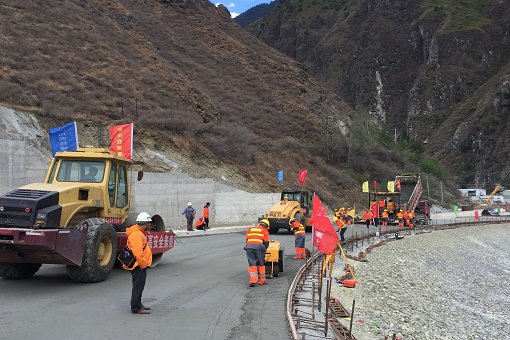 雅康高速lm3合同段顺利完成垫层、底基层试验路铺筑